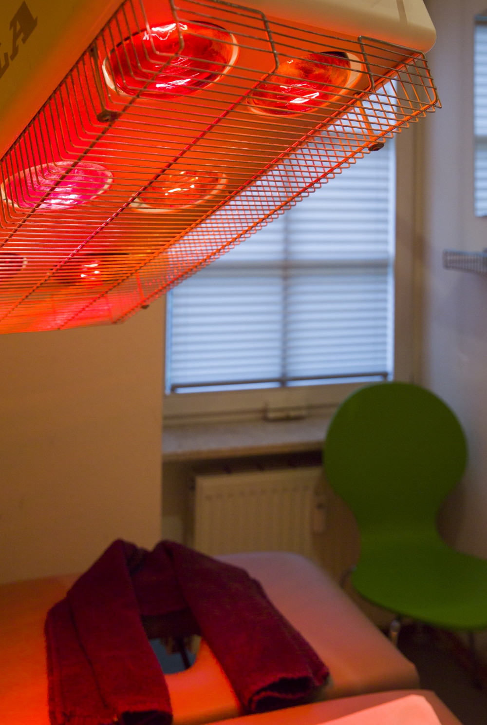 Rotlicht-Wärmetherapie zur Muskelentspannung in der Physiotherapiepraxis im Bavaria Ärztehaus